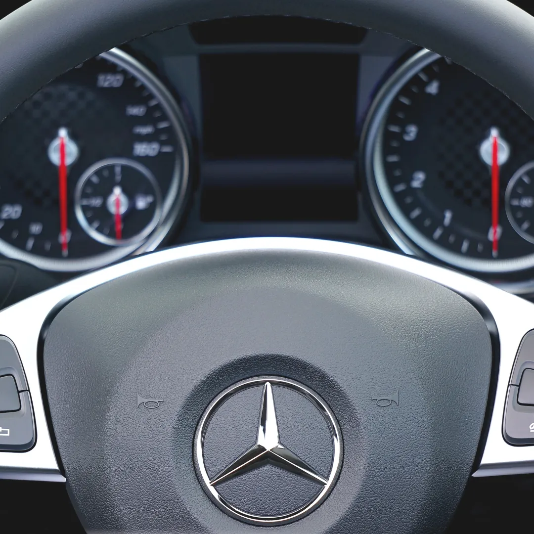 Λεπτομέρεια ταμπλό και τιμονιού οχήματος Mercedes, αναδεικνύοντας την ποιότητα και την ασφάλεια του στόλου της Athens Bus Transfer.