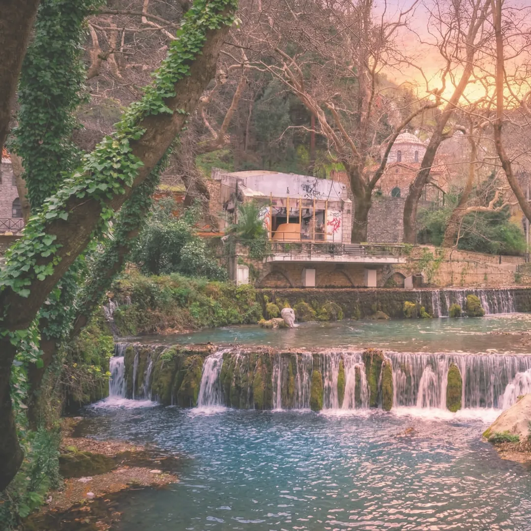 Καταρράκτες και καταπράσινο τοπίο στις Πηγές Κρύας στη Λιβαδειά, ένας χαλαρωτικός προορισμός για εξόρμηση με την Athens Bus Transfer.