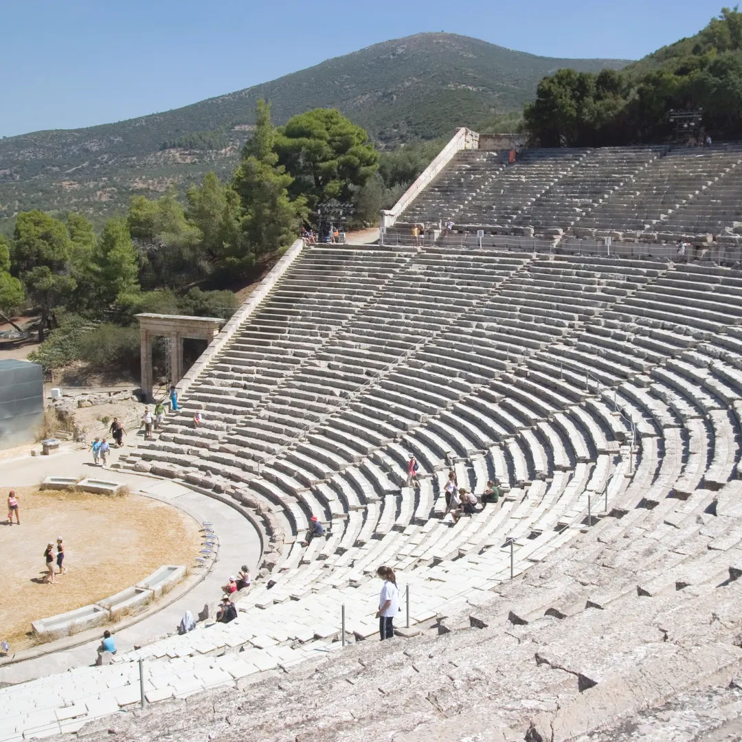 Το Αρχαίο Θέατρο της Επιδαύρου, ένας κορυφαίος πολιτιστικός προορισμός. Ενοικίαση VIP minivan με επαγγελματία οδηγό από την Αθήνα.