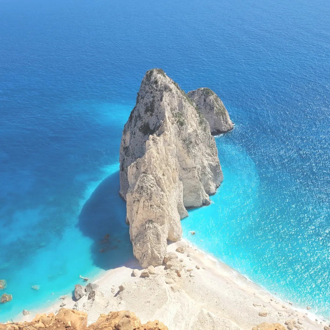 Απότομοι λευκοί βράχοι σε γαλαζοπράσινα νερά, ο απόλυτος προορισμός για το φετινό island hopping στην Ελλάδα.