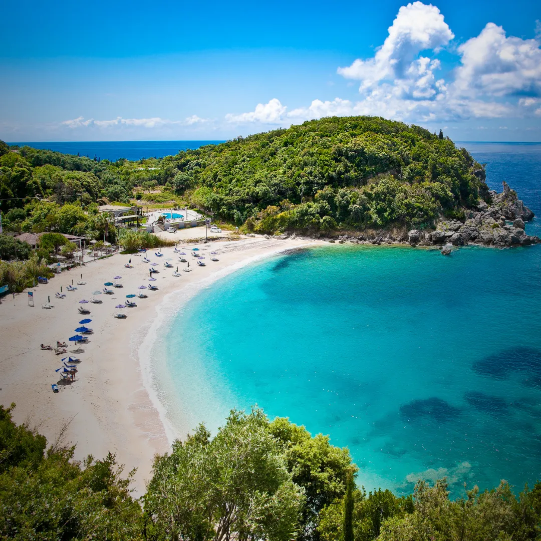 Πολυτελές παραθαλάσσιο resort στην Ελλάδα με γαλαζοπράσινα νερά για premium εταιρικό retreat.