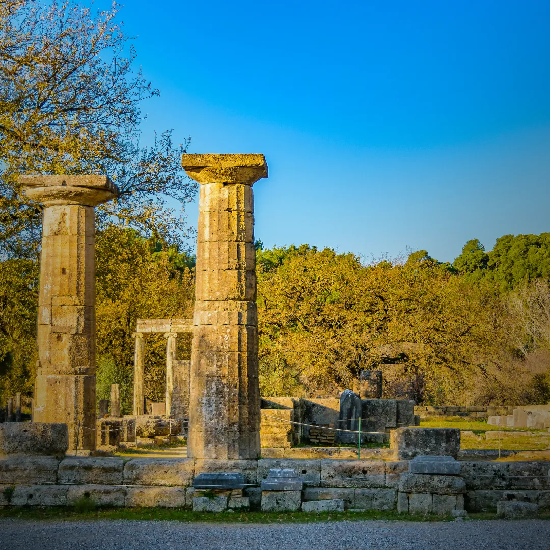 Αρχαιολογικός χώρος και κίονες στην Ελλάδα κατά τη διάρκεια εκδρομής για team building σε εταιρικό retreat.