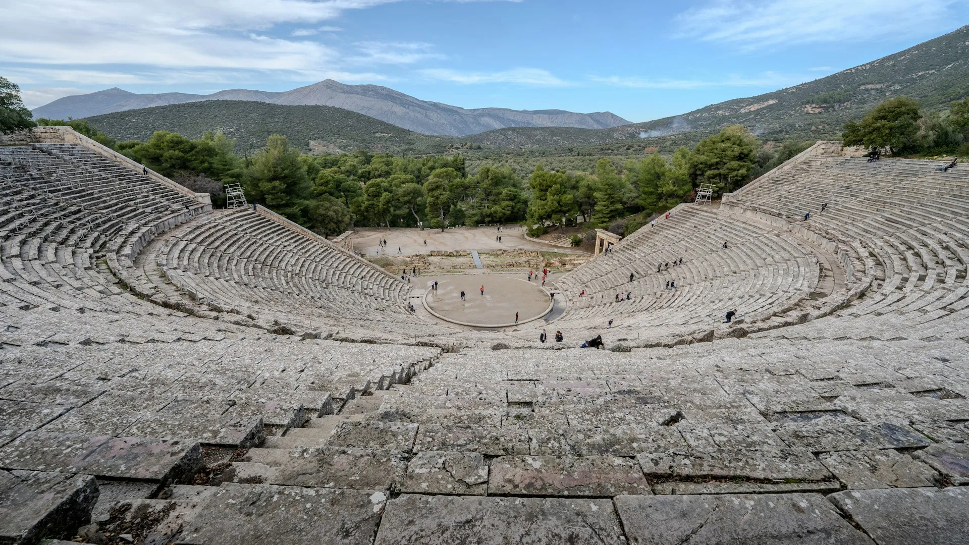 Το επιβλητικό Αρχαίο Θέατρο Επιδαύρου, ο τελικός προορισμός της ασφαλούς και πολυτελούς VIP μεταφοράς σας από την Αθήνα.
