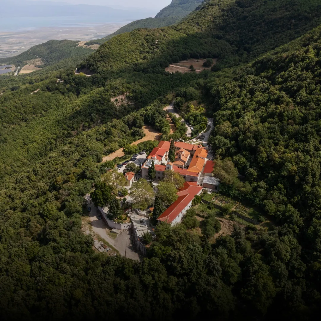 Ιστορικό μοναστήρι κρυμμένο στο καταπράσινο ορεινό δίκτυο της Οίτης, προσβάσιμο με ασφάλεια και άνεση μέσω πολυτελών mini bus της ABT.