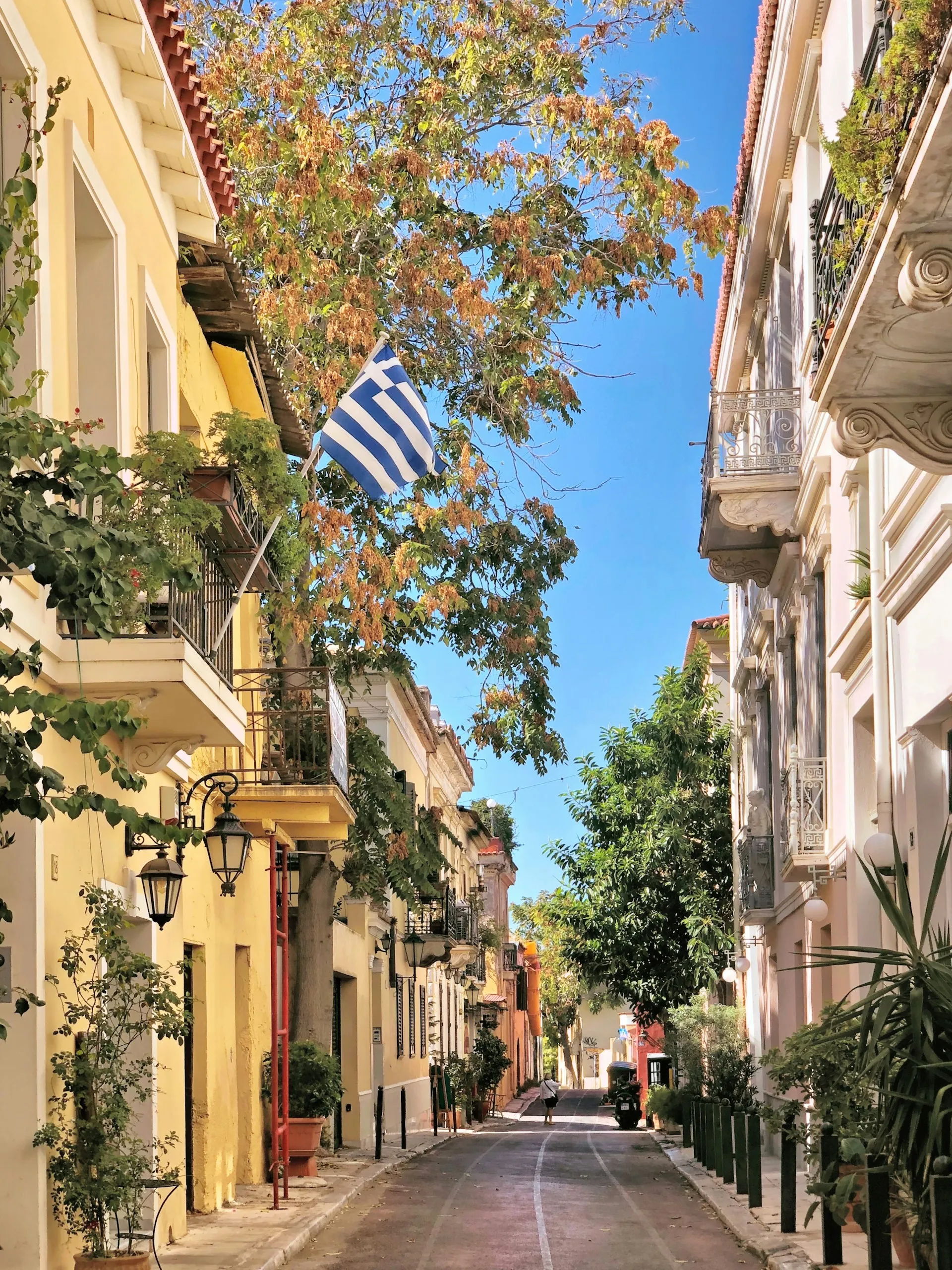 Τα άδεια γραφικά σοκάκια της Πλάκας κάτω από τον καθαρό ουρανό, μια γαλήνια στάση κατά τη διάρκεια ιδιωτικής ξενάγησης.