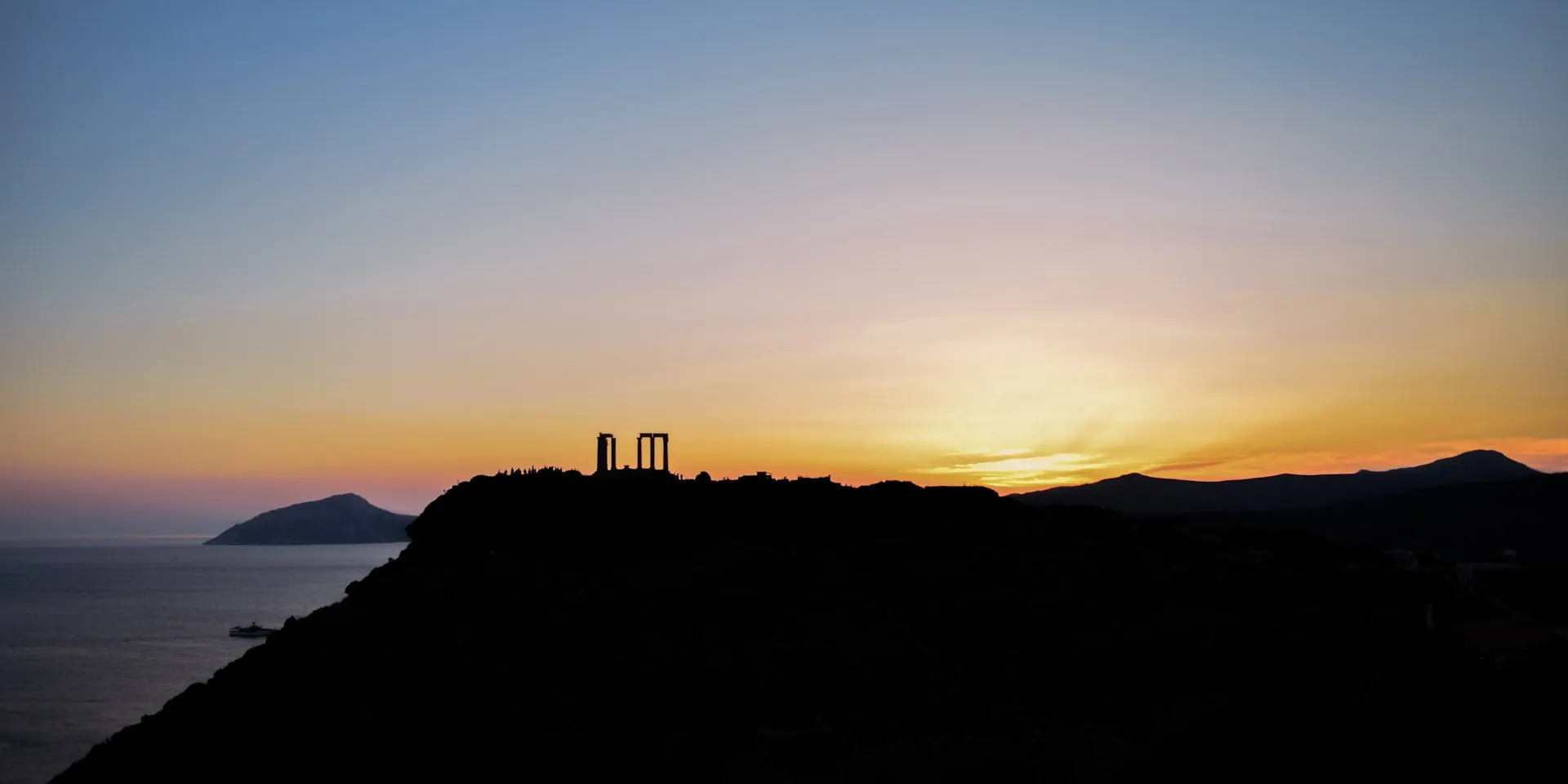 Νυχτερινή θέα του Σουνίου, εξασφαλίζοντας ασφαλή επιστροφή με premium όχημα της Athens Bus Transfer.