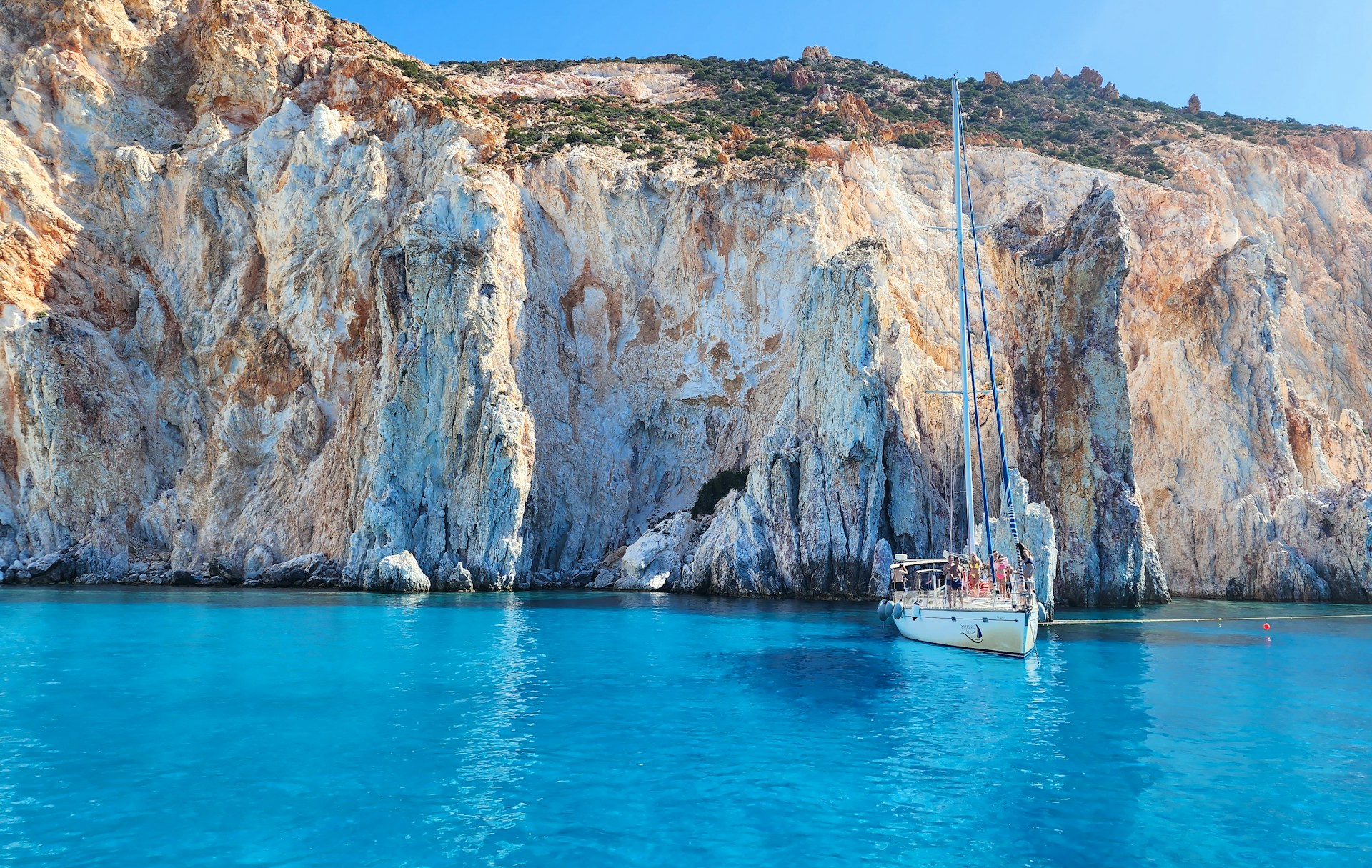 Κρυστάλλινα νερά στο Αιγαίο, ο τελικός προορισμός μετά από μια άνετη VIP αναχώρηση από τον Πειραιά.