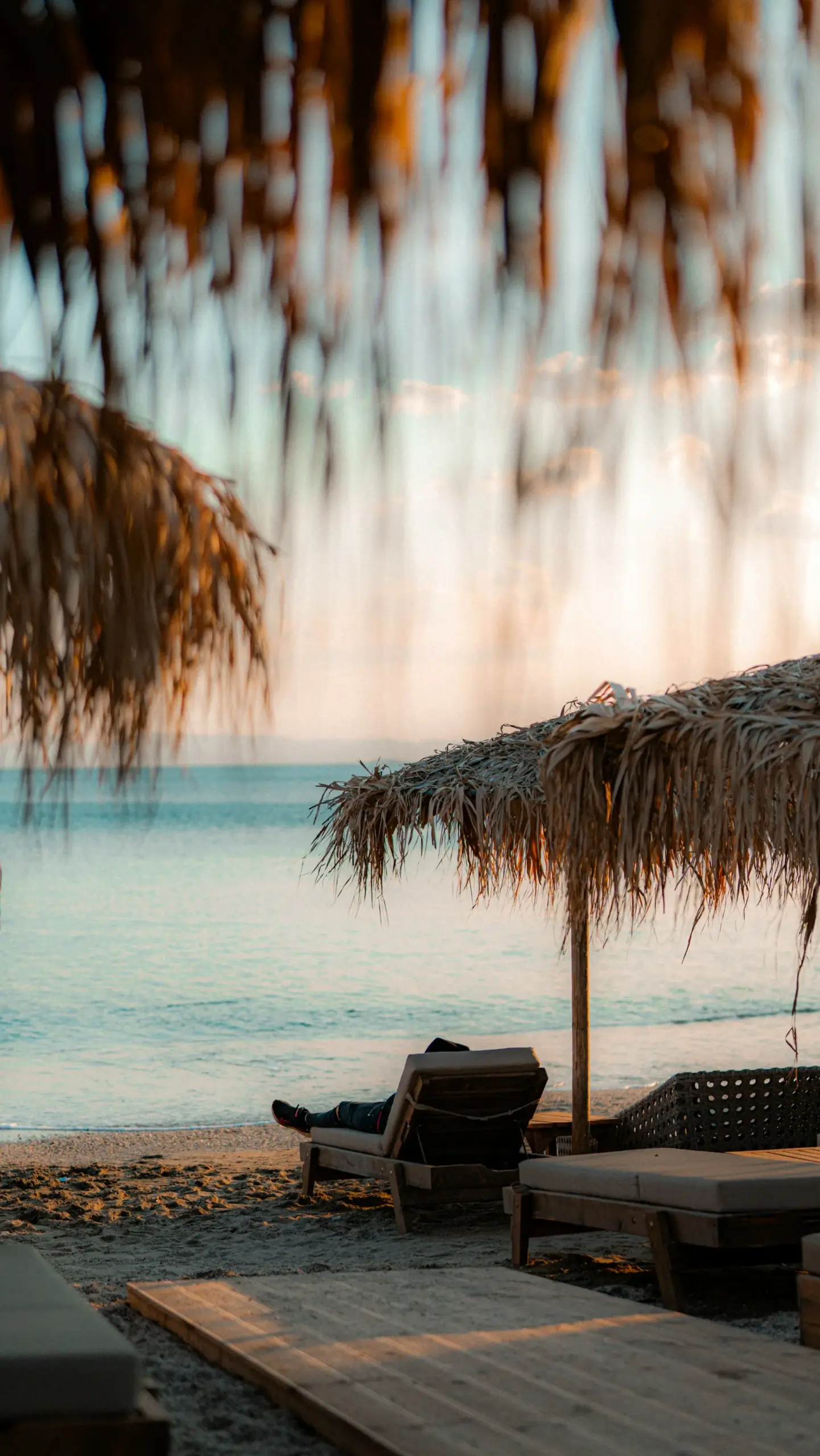 Χαλάρωση σε exclusive beach club της Αθήνας μετά από μια άνετη door-to-sunbed μετακίνηση.