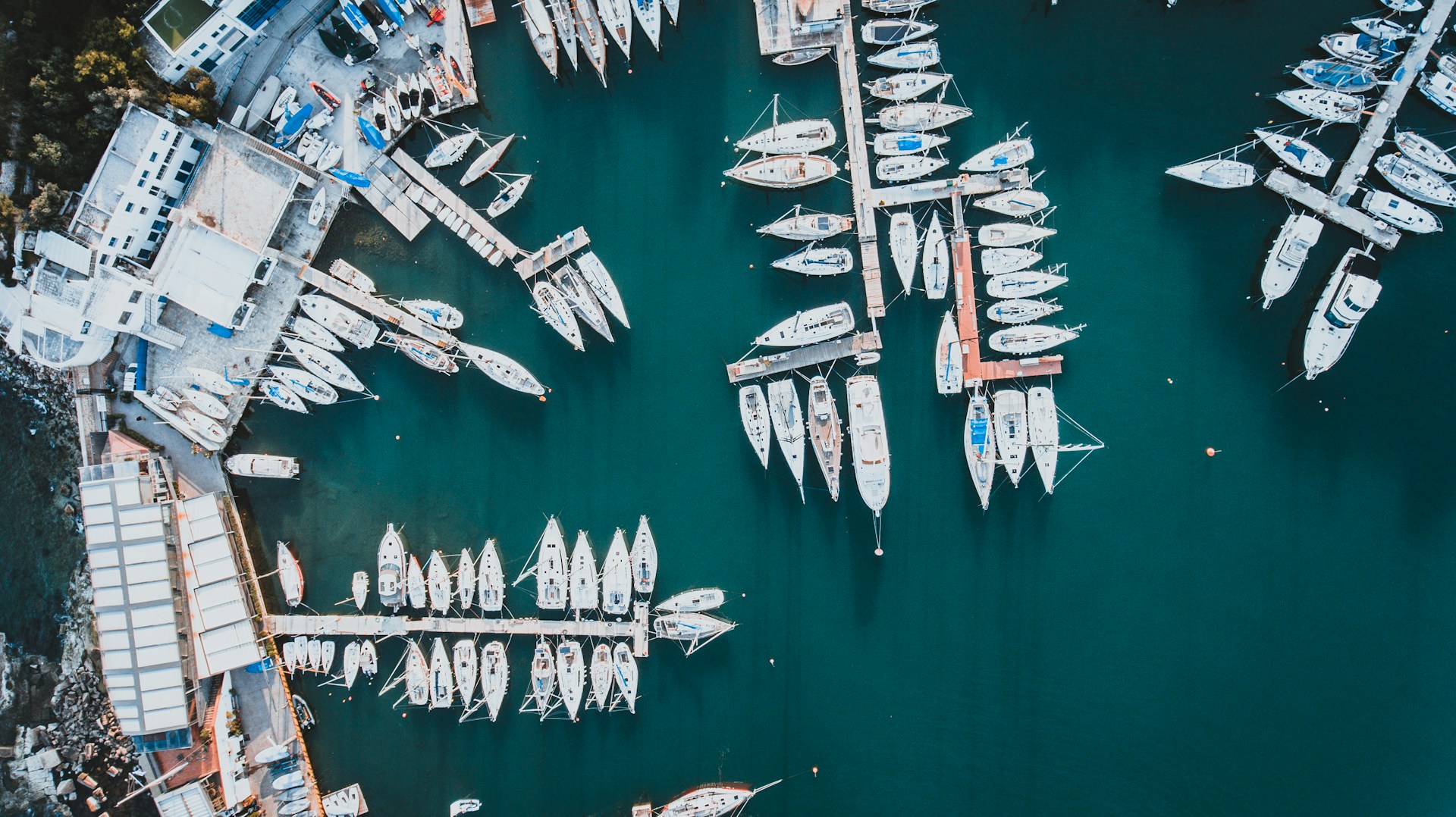 Πανοραμική θέα στο λιμάνι του Πειραιά τον Αύγουστο, όπου η κίνηση απαιτεί ιδιωτική μεταφορά για έγκαιρη άφιξη.
