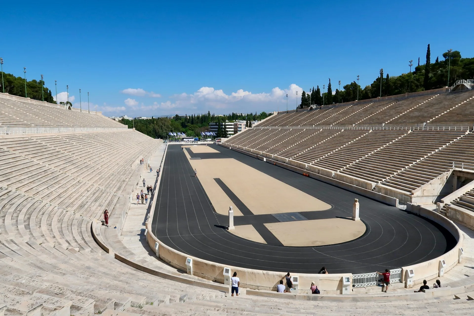 Το εμβληματικό Παναθηναϊκό Στάδιο (Καλλιμάρμαρο) εντελώς άδειο από τουρίστες, έτοιμο για εξερεύνηση μέσω premium transfer στην Αθήνα.