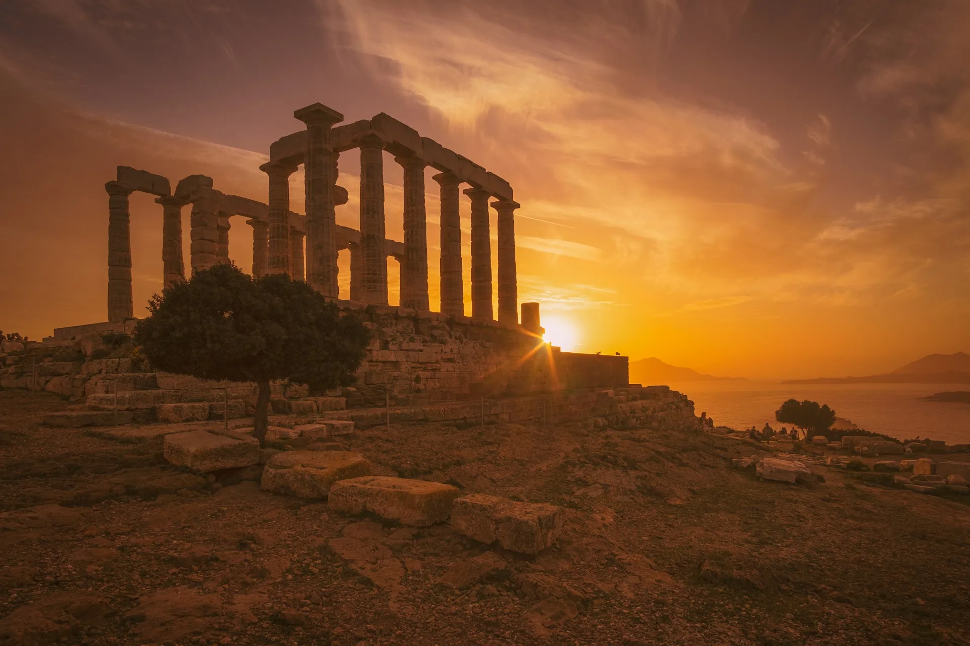 sounio-iliovasilema-panselinos-athens-riviera Δραματικό ηλιοβασίλεμα στο Σούνιο, η τέλεια στιγμή για μια VIP μεταφορά στην Αθηναϊκή Ριβιέρα πριν την πανσέληνο.