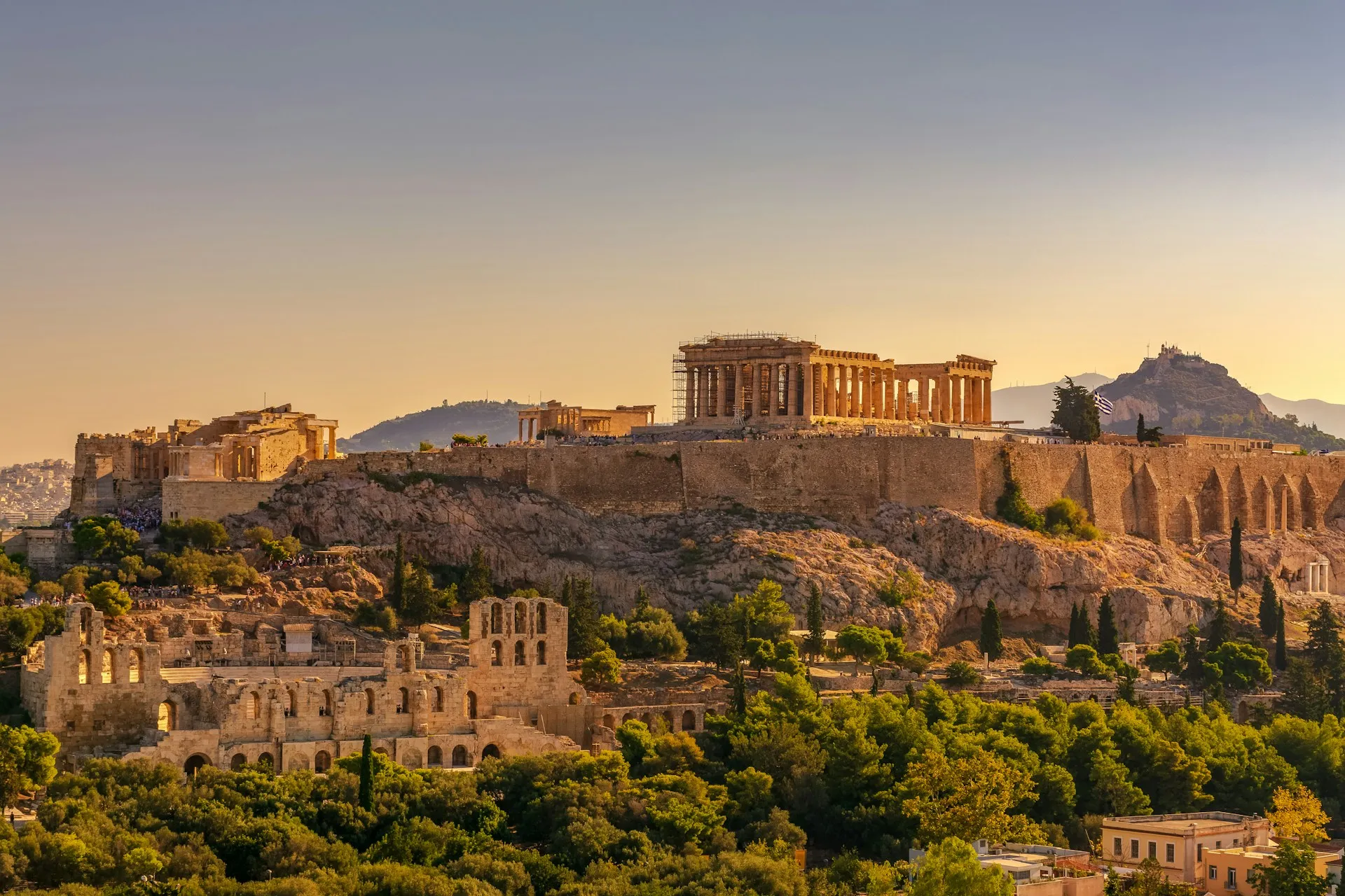 Πανοραμική θέα της Ακρόπολης χωρίς πλήθη, ιδανική στιγμή για VIP περιήγηση στην Αθήνα τον Αύγουστο.