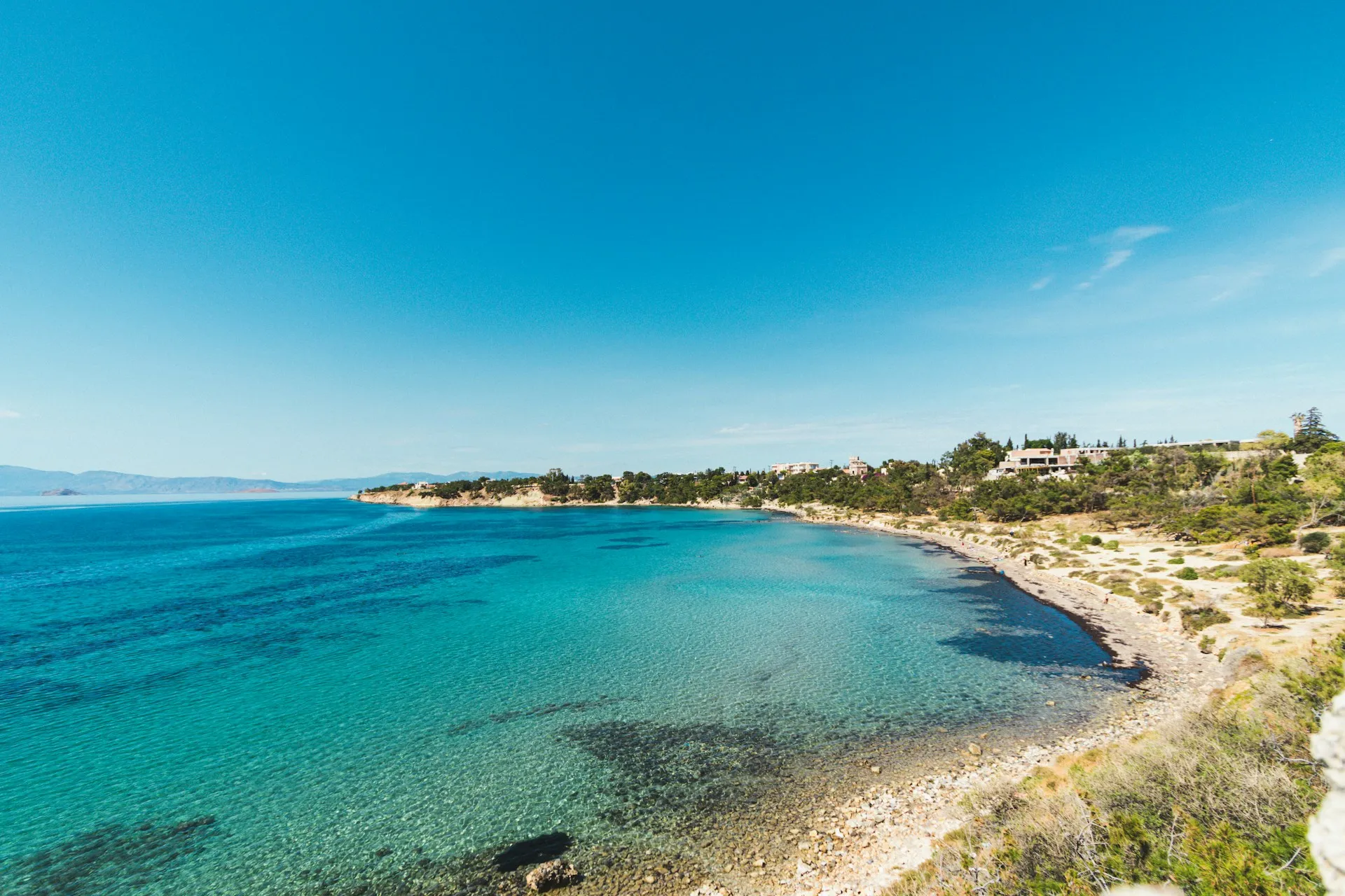 Τιρκουάζ ακτογραμμή και παραλία της Αττικής κάτω από καθαρό γαλάζιο ουρανό