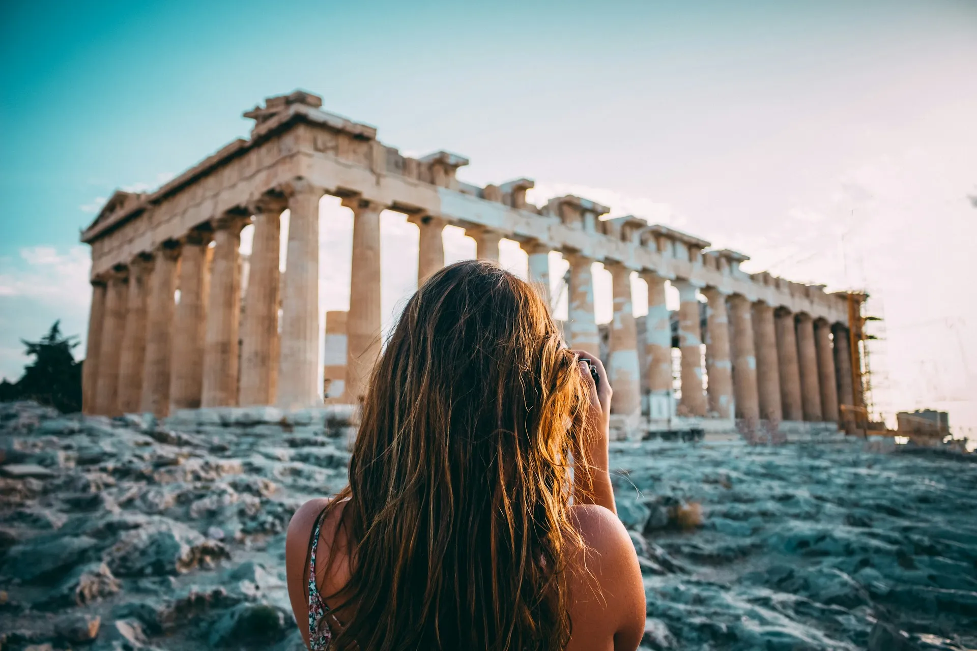 Υποψήφιο στέλεχος θαυμάζει τον Παρθενώνα στην Ακρόπολη κατά τη διάρκεια business trip στην Αθήνα