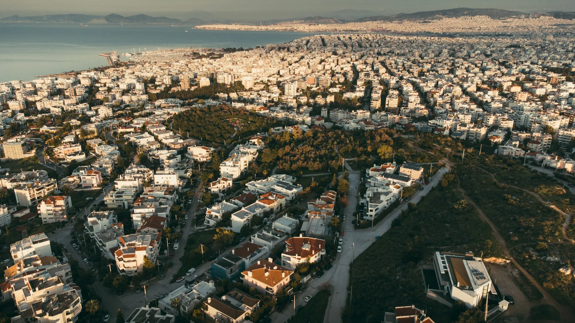Πανοραμική εναέρια θέα της πόλης και των νοτίων προαστίων δίπλα στη θάλασσα της Αττικής
