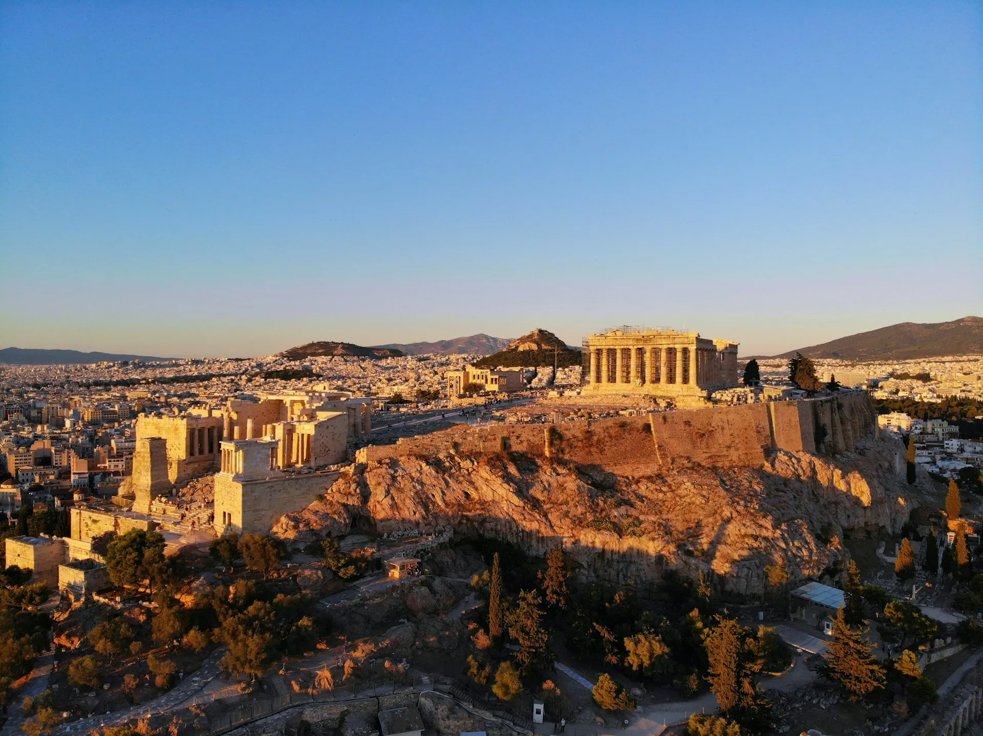 Πανοραμική εναέρια άποψη της Ακρόπολης και του Παρθενώνα στο απογευματινό φως της Αθήνας