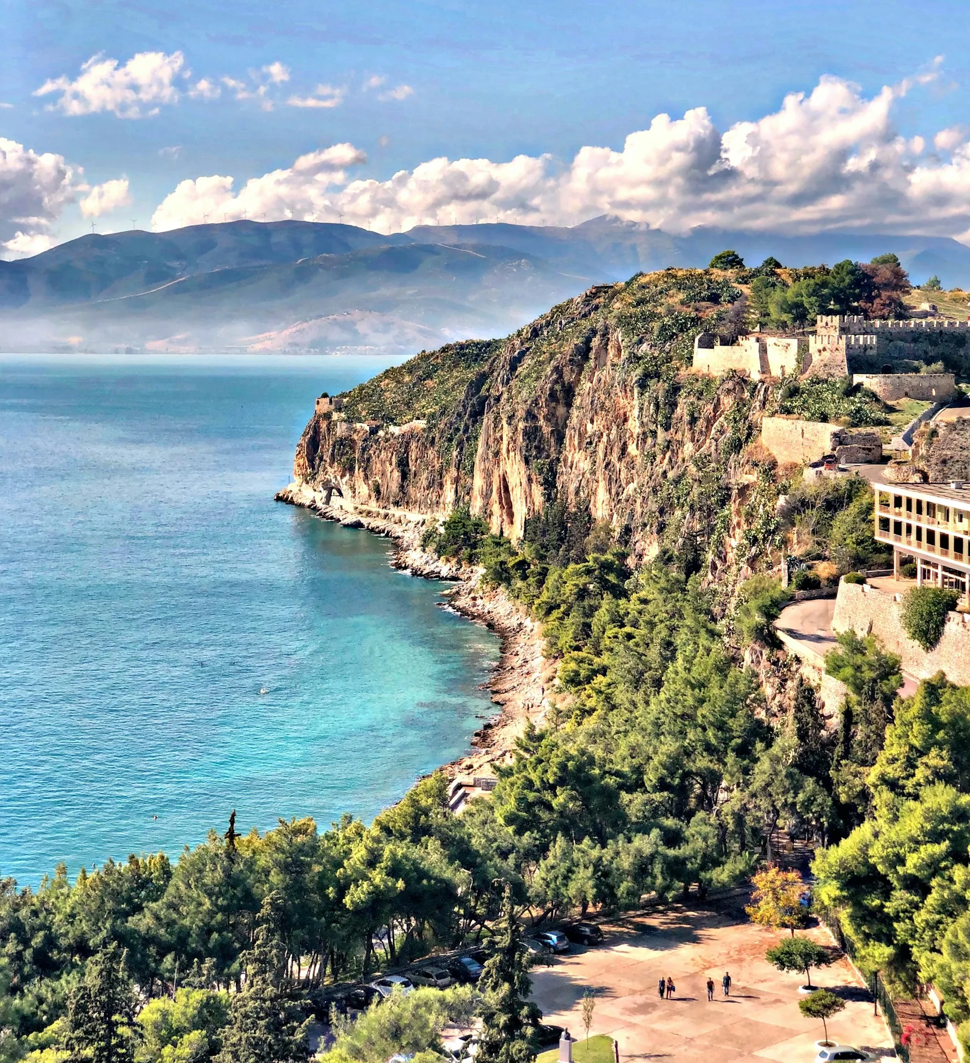 Πανοραμική θέα της ακτογραμμής και της Ακροναυπλίας στο Ναύπλιο με καταγάλανα νερά