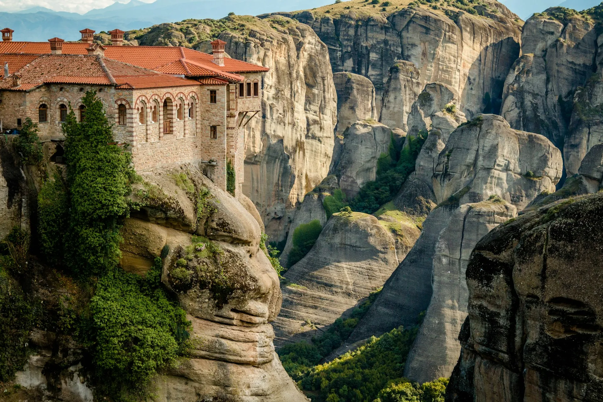 Κοντινή λήψη βυζαντινού μοναστηριού σκαρφαλωμένου στην άκρη του βράχου στα Μετέωρα
