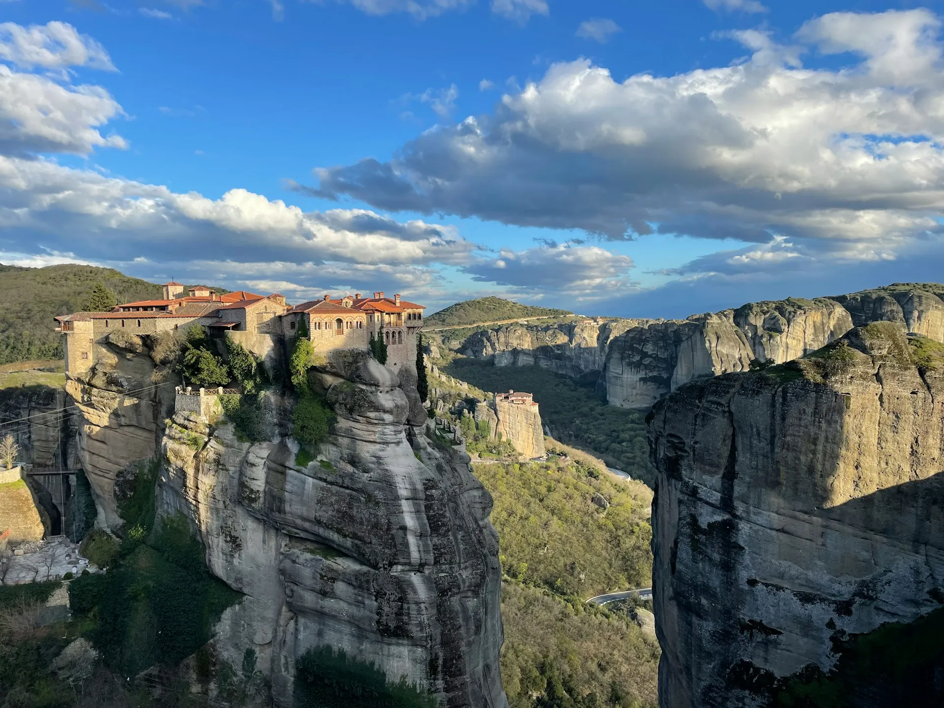 Πανοραμική θέα των ιερών μονών στα Μετέωρα πάνω στους απόκρημνους βράχους κάτω από συννεφιασμένο ουρανό